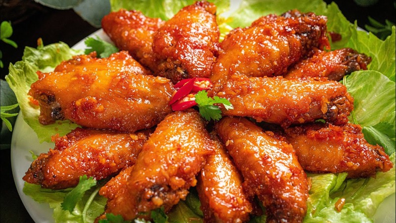 Cánh gà chiên nước mắm màu cánh gián