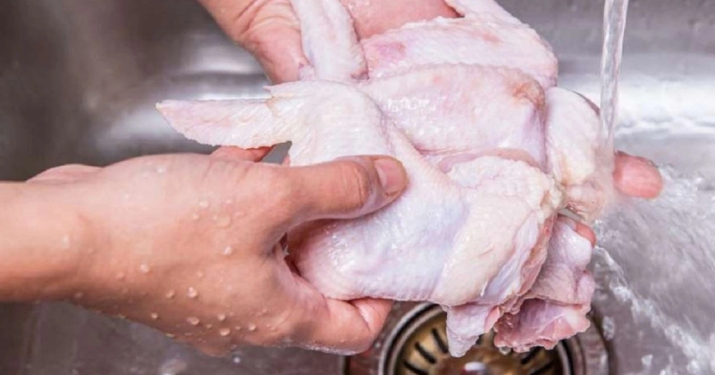 Rửa cánh gà thật sạch