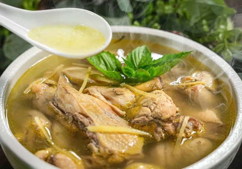 Thành phẩm món canh gà nấu với gừng và rượu