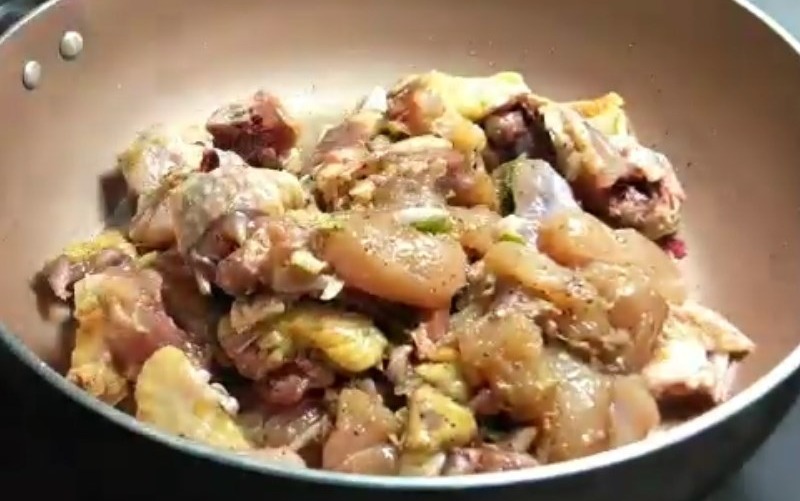 Tiến hành xào sơ thịt gà