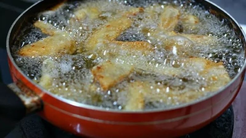 Thả thịt gà đã tẩm ướp vào chảo có dầu nóng