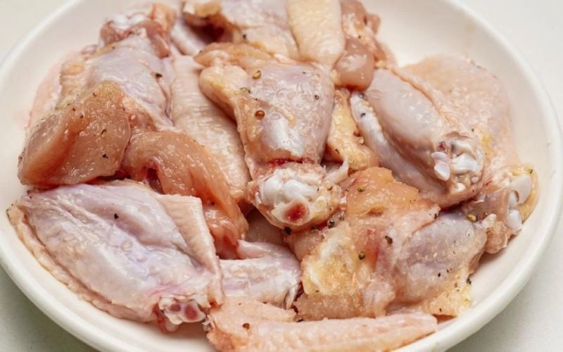Tiến hành ướp cánh gà với hỗn hợp gia vị