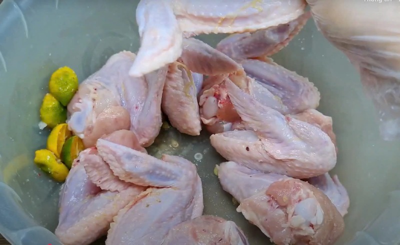 Tiến hành sơ chế cánh gà