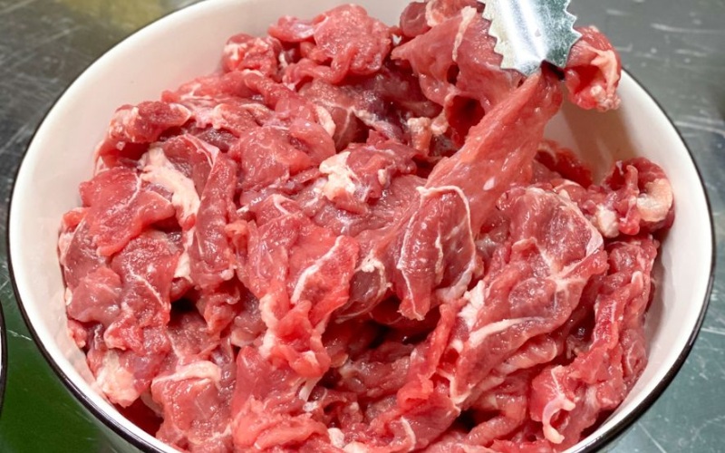 Sơ chế nguyên liệu nấu canh thịt bò Bulgogi Hàn Quốc