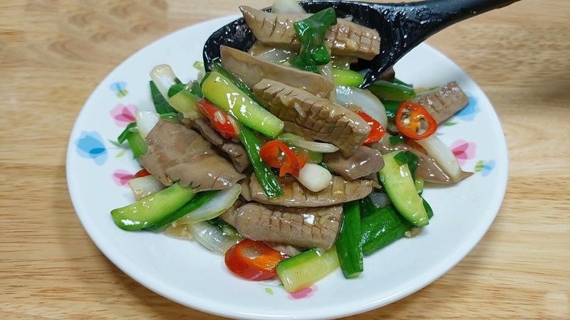 Dĩa cật heo xào dưa leo thơm ngon