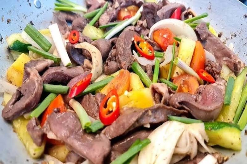 Tiến hành công đoạn xào cật heo với hành tây