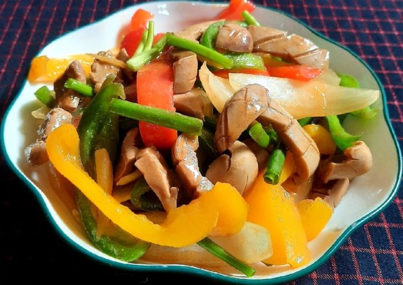 Thành phẩm dĩa cật heo xào ớt chuông