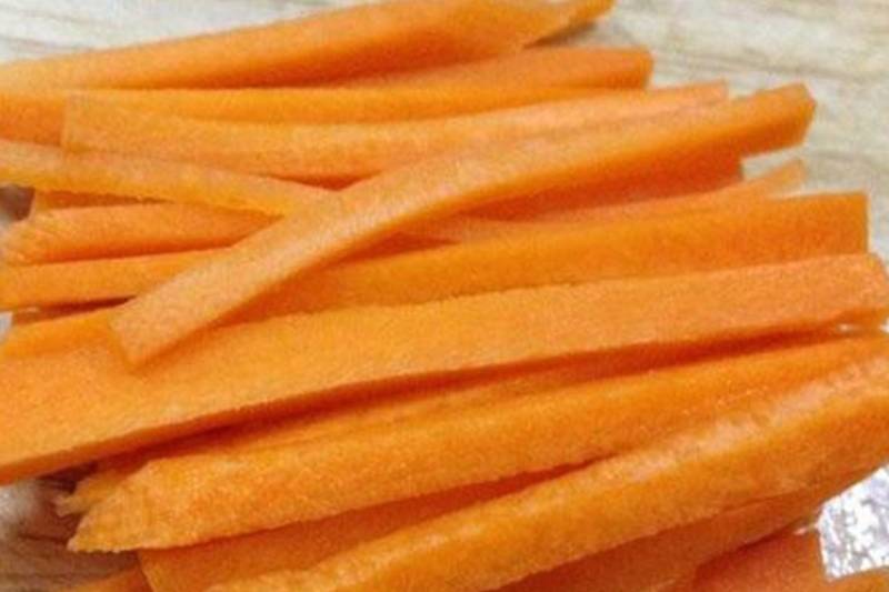 Cà rốt gọt vỏ và cắt nhỏ