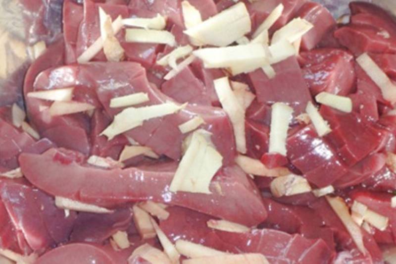 Tiến hành sơ chế sạch cật heo