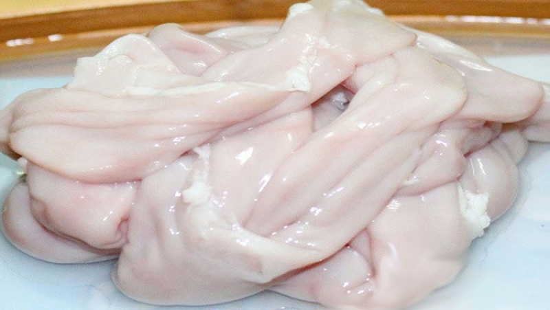 Bong bóng heo tươi sạch để chuẩn bị làm chả.