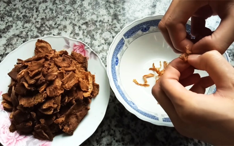 Giã và xé sợi chân nấm