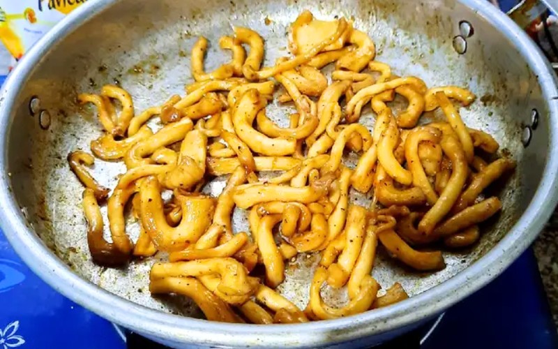 Bắt chảo nóng và xào phần nấm vừa ướp