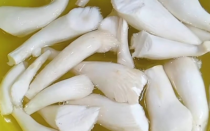 Tiến hành sơ chế thân nấm