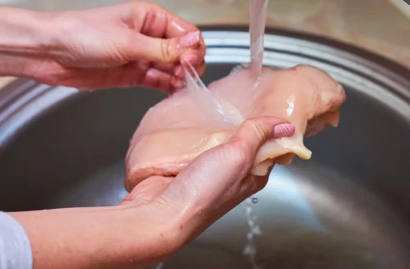 Lọc bỏ mỡ, rửa sạch thịt gà với muối
