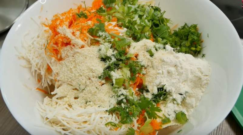 Trộn hỗn hợp nguyên liệu vừa sơ chế lại