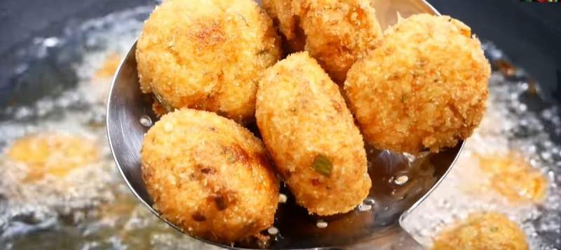 Chiền chả cá chay trong chảo chiên ngập dầu