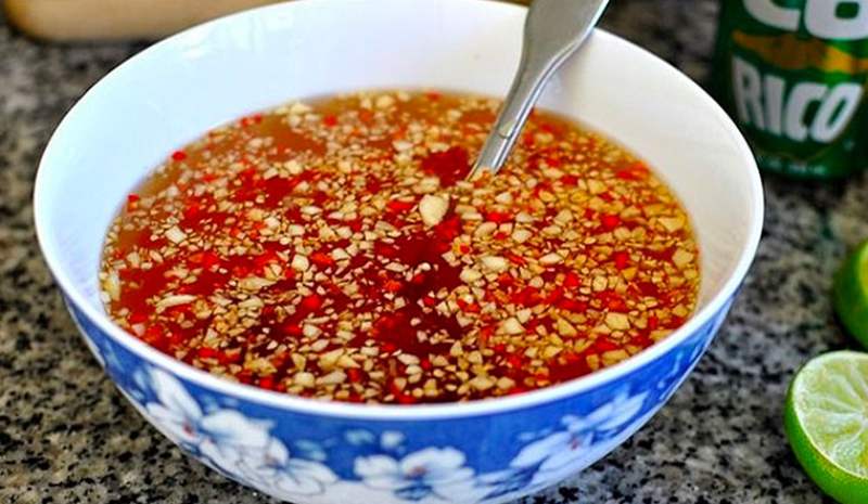 Hướng dẫn làm nước chấm chả cá chay chua ngọt