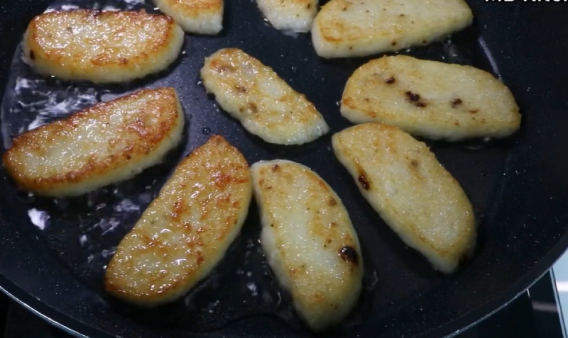 chả chay sau khi hấp được đem đi chiên
