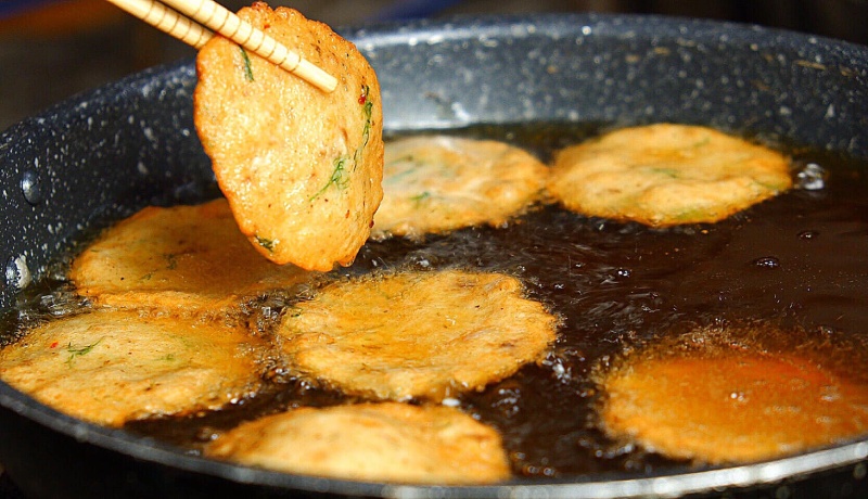 chiên chả với lửa vừa đến khi vàng giòn