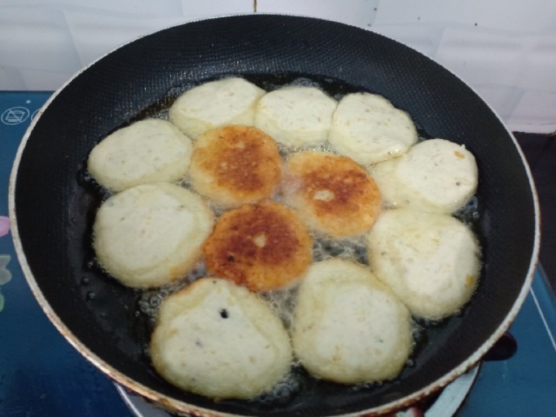 chiên chả vàng từng mặt rồi trở