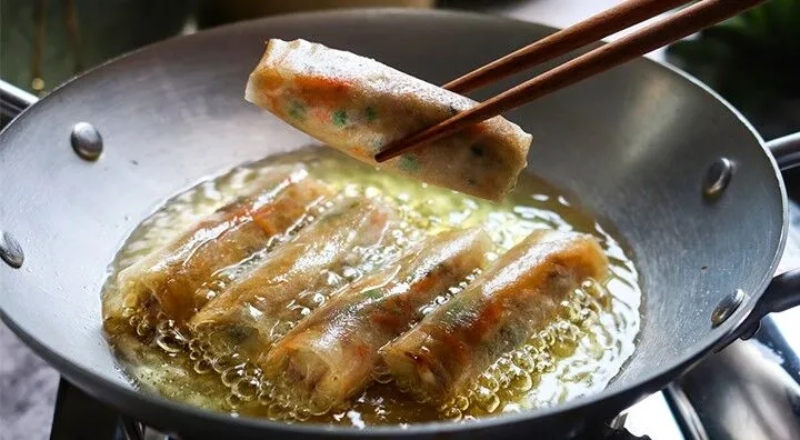 chiên chả giò khoảng 2 - 3 phút cho mỗi mặt