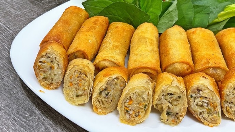 chả giò khoai lang ngọt béo, ăn cùng cơm hoặc chấm cùng tương ớt đều rất ngon