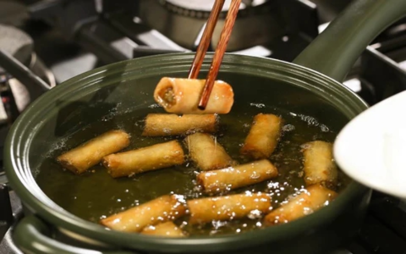 chả giò sau khi chiên chín vàng thì vớt ra để ráo dầu