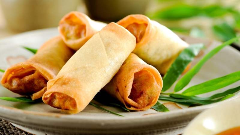Hoàn thành món chả giò chay khoai lang giòn béo