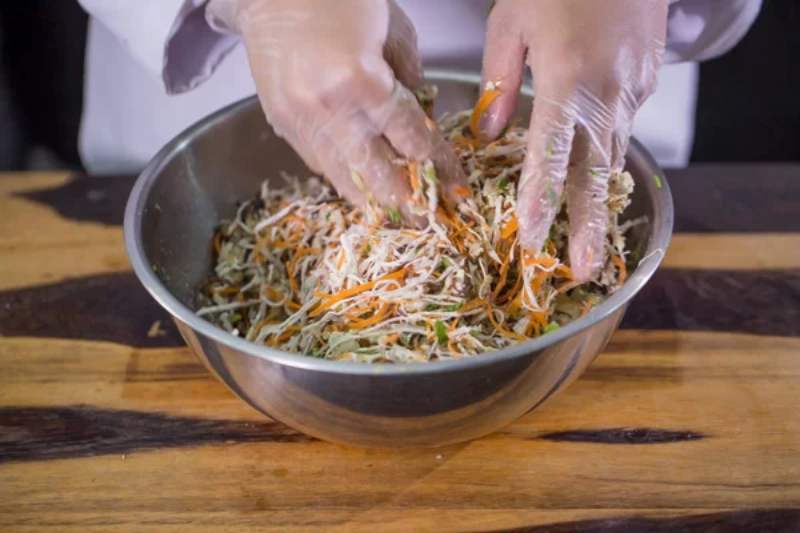 Tiến hành trộn nhân chả giò