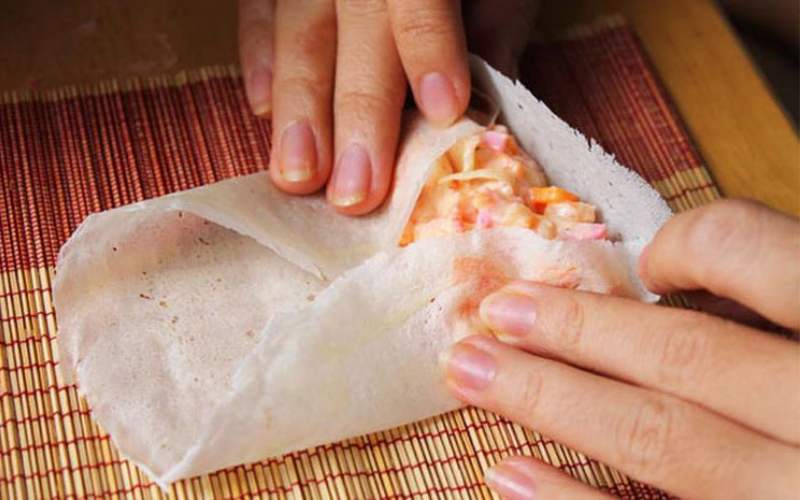 Công đoạn gói cuốn chả giò