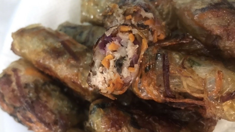 Chả giò chín, cắt đôi, lộ rõ phần nhân hấp dẫn