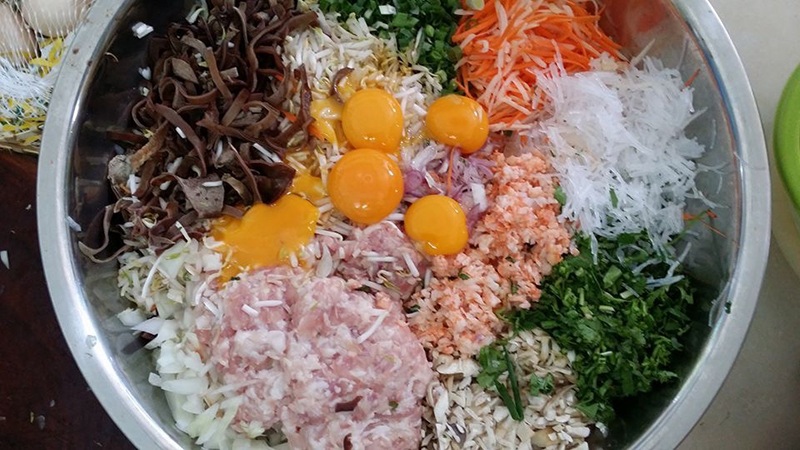 Nguyên liệu làm chả giò gồm trứng, thịt, nấm, miến, rau củ