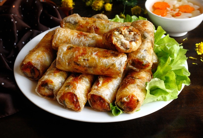Chả giò chiên giòn vàng ruộm bày trên đĩa