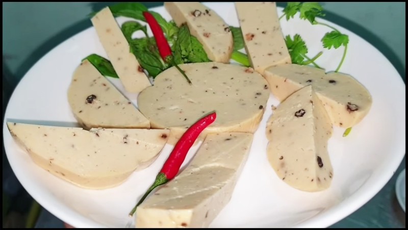 Thành phẩm chả lụa chay làm từ tàu hũ ky xay