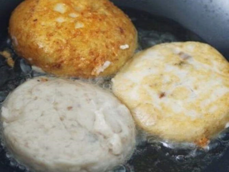 Chiên chả trong dầu nóng