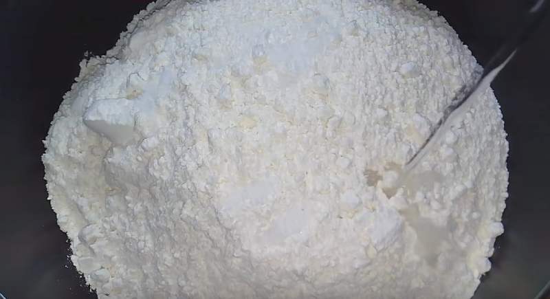 Trộn bột mì với muối