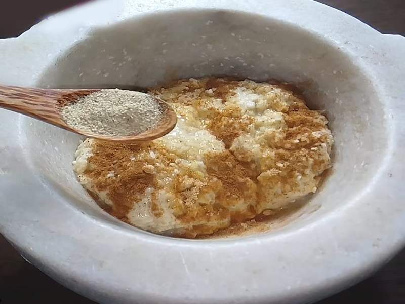 Trộn hỗn hợp gia vị cho bột