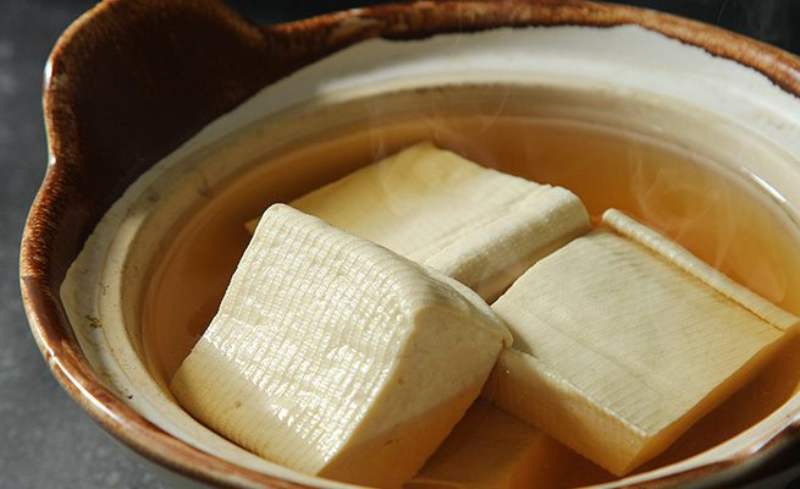 Luộc đậu hũ với một ít muối