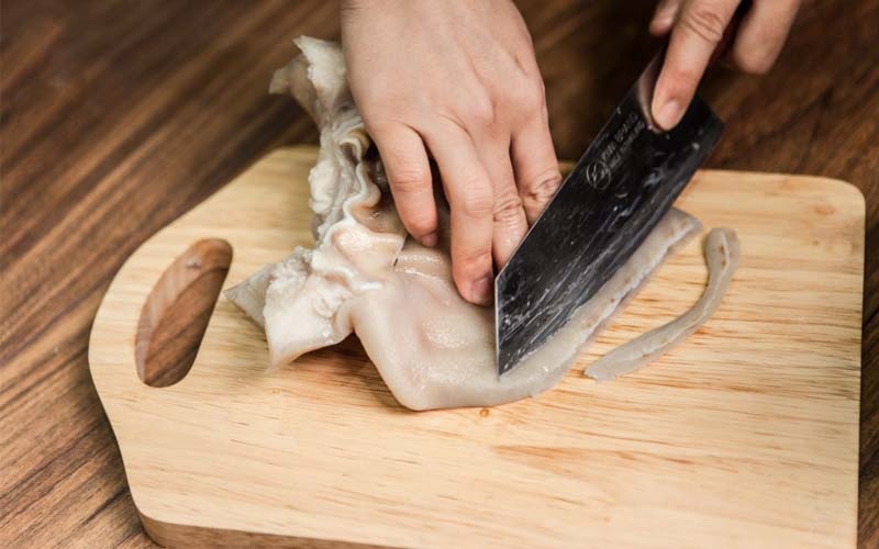 Cắt tai heo thành từng lát mỏng