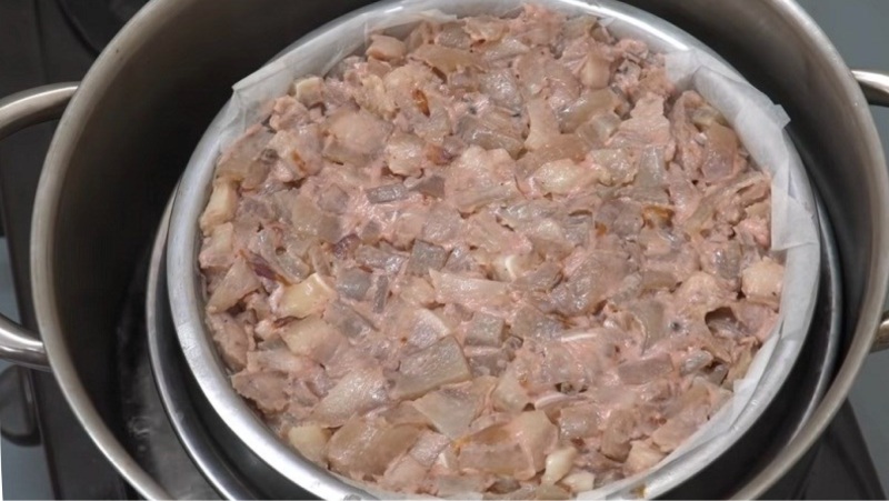 Công đoạn hấp chả trong khuôn