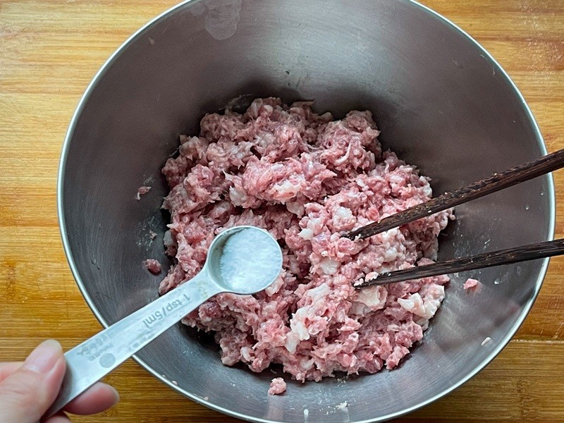 Xay thịt heo và trộn thêm gia vị