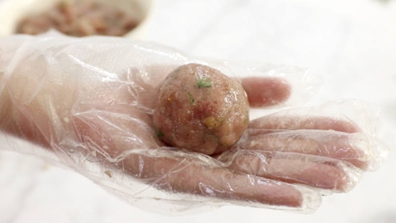 Nặn viên chả thành hình tròn