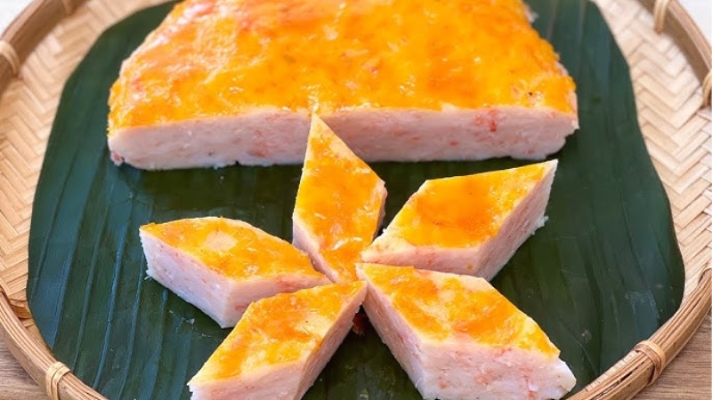 Chả tôm hấp cắt miếng trên lá chuối