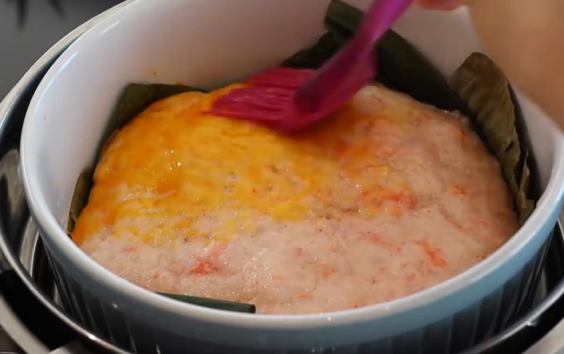 Phết trứng lên mặt chả tôm khi hấp