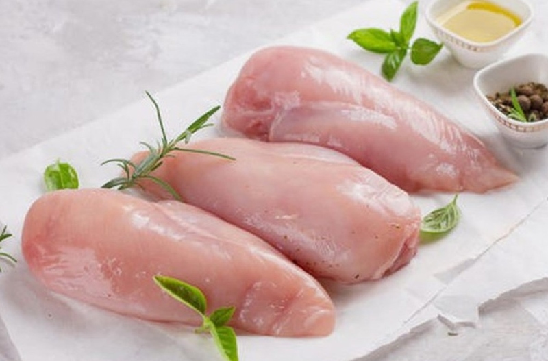 Những miếng ức gà tươi