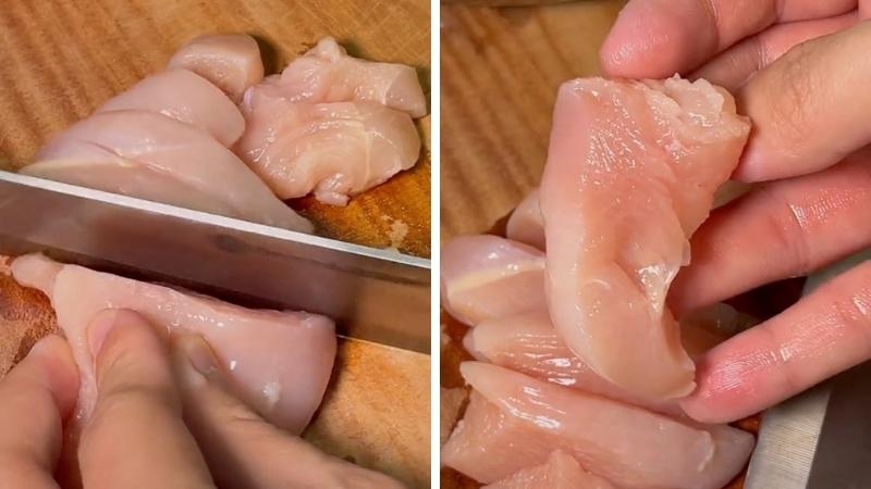 Thái thịt gà thành từng miếng nhỏ
