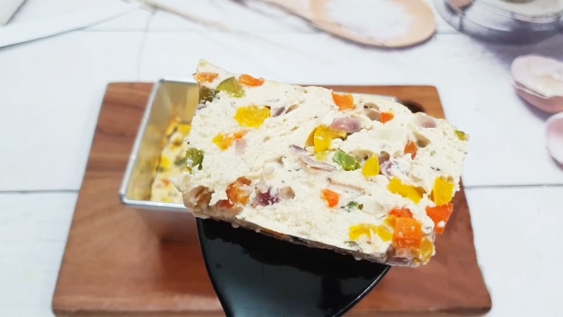 Miếng chả ức gà rau củ dạng hình vuông