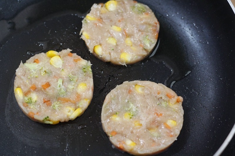 Chiên chả ức gà bằng chảo