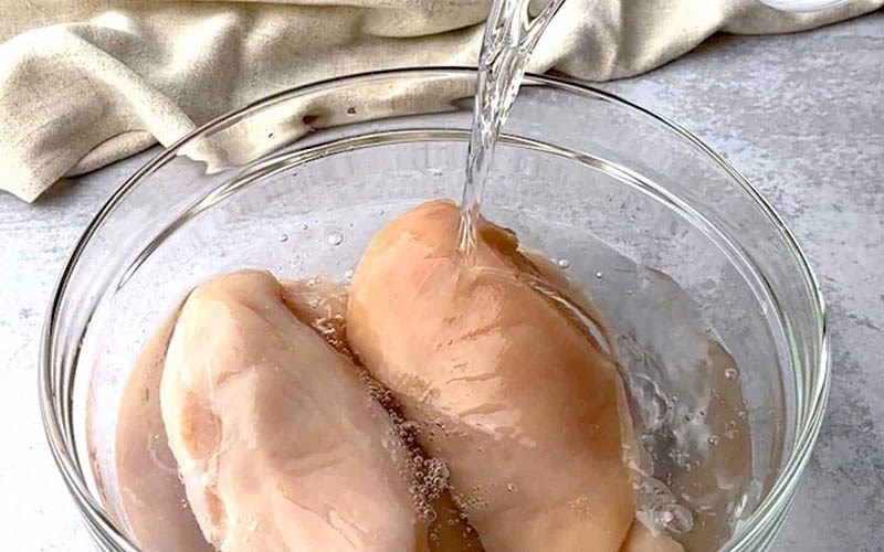 Tiến hành sơ chế ức gà