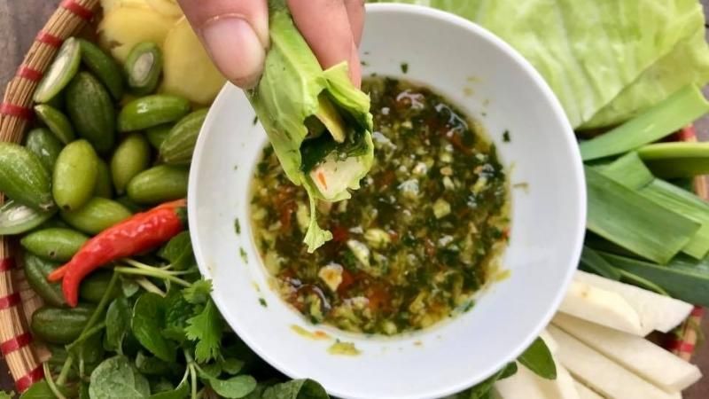 Hương thơm của gừng, sả, các loại rau hòa cùng vị cay của ớt và vị mặn